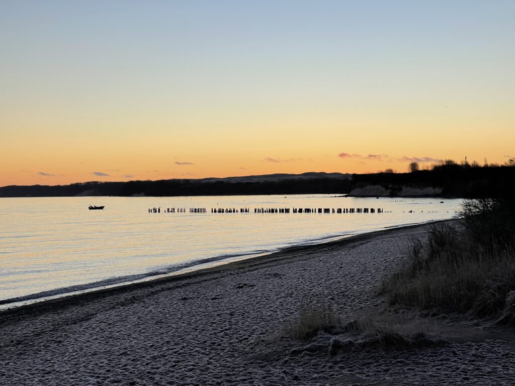 Sonnenaufgang im Februar auf der Insel Rügen in Glowe
