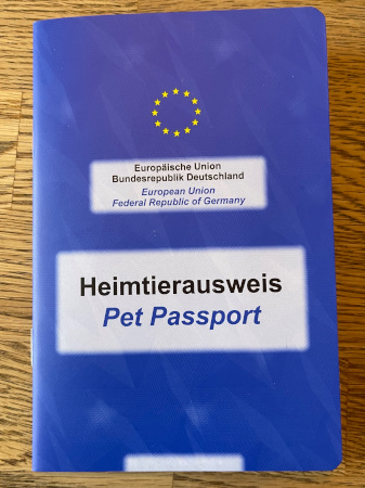 Heimtierausweis der EU für die Reise von Haustieren in das Ausland zwingend erforderlich. Diesen kann man beim Tierarzt bekommen.